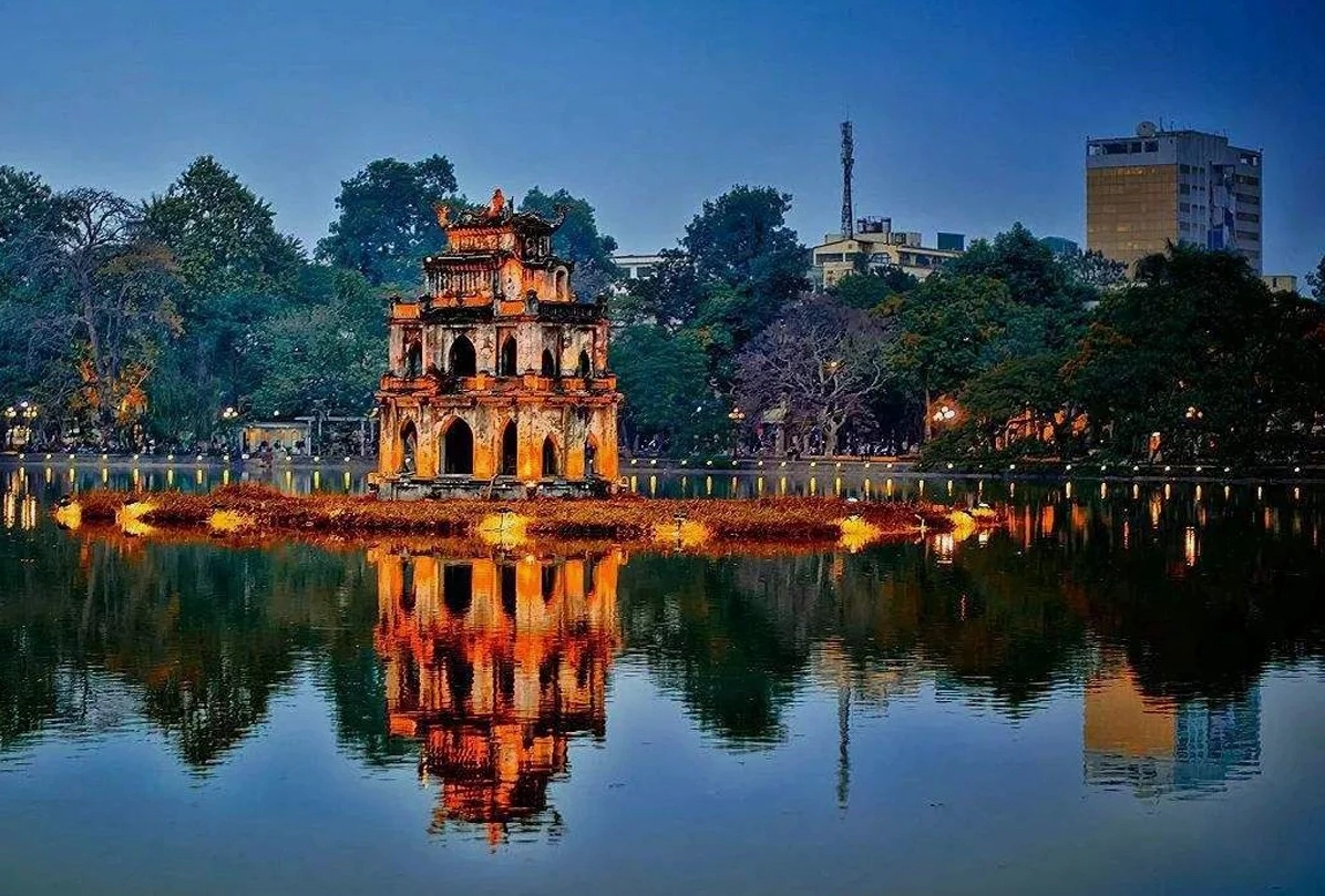 Hồ Gươm lung linh về đêm