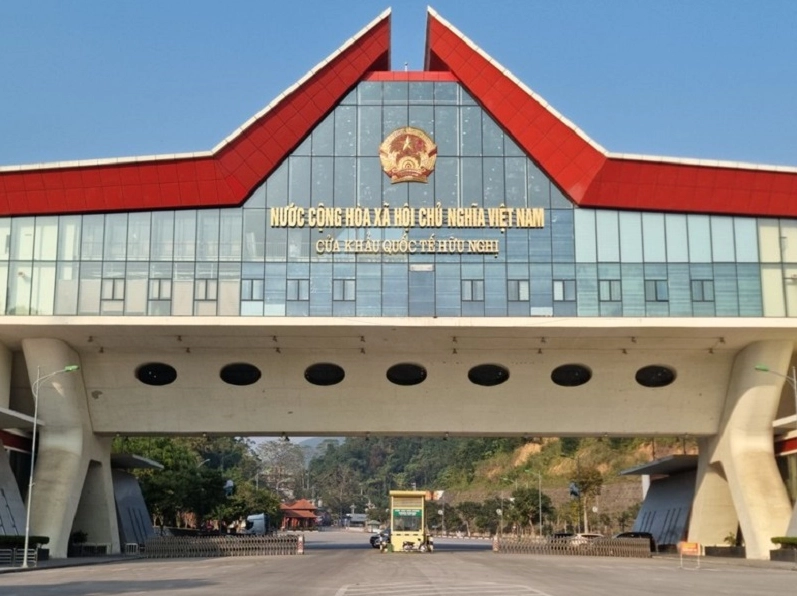 Hoạt động vận chuyển hàng hóa tại Cửa khẩu Hữu Nghị