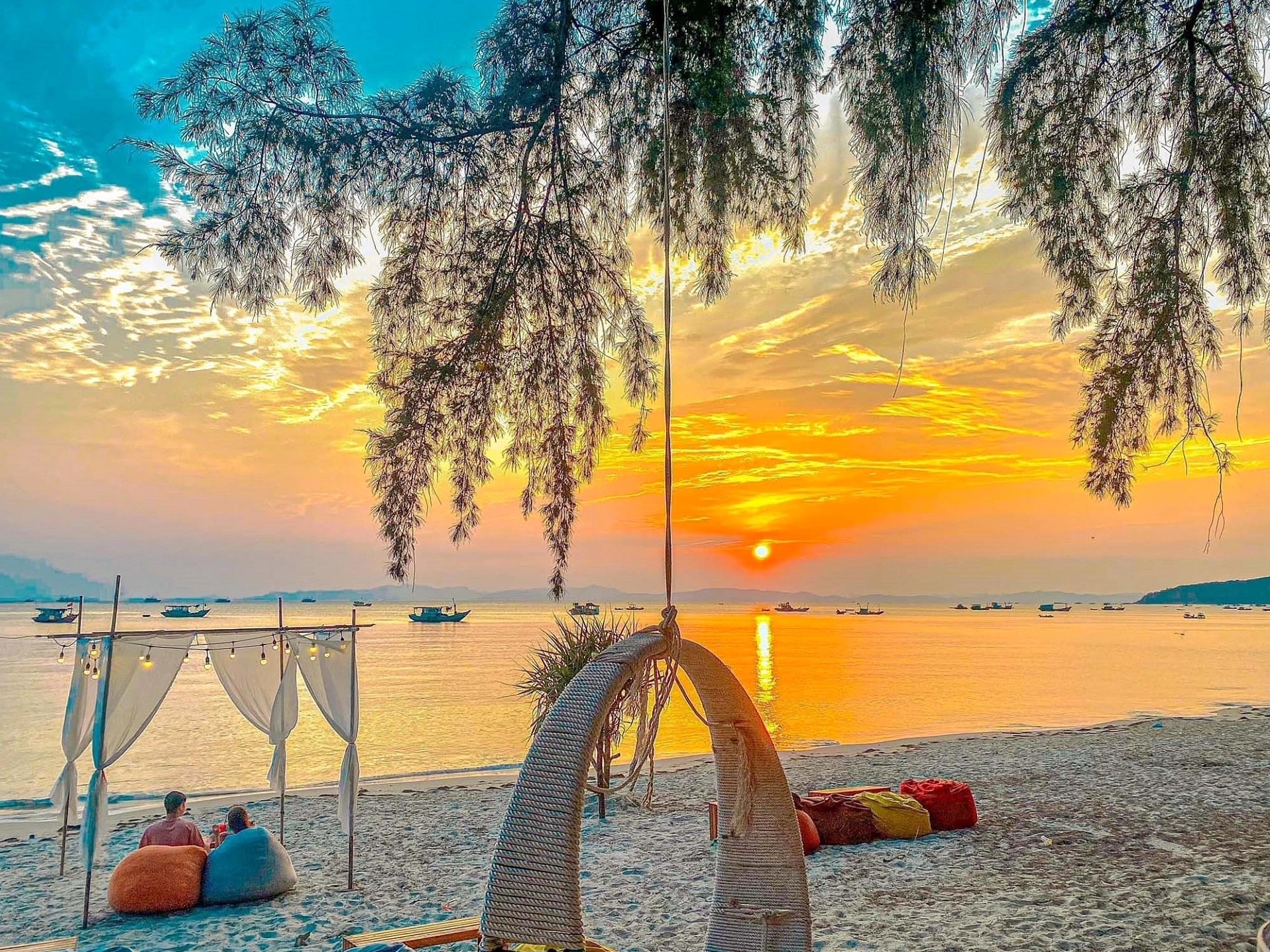 Hoạt động vui chơi trên biển Cô Tô