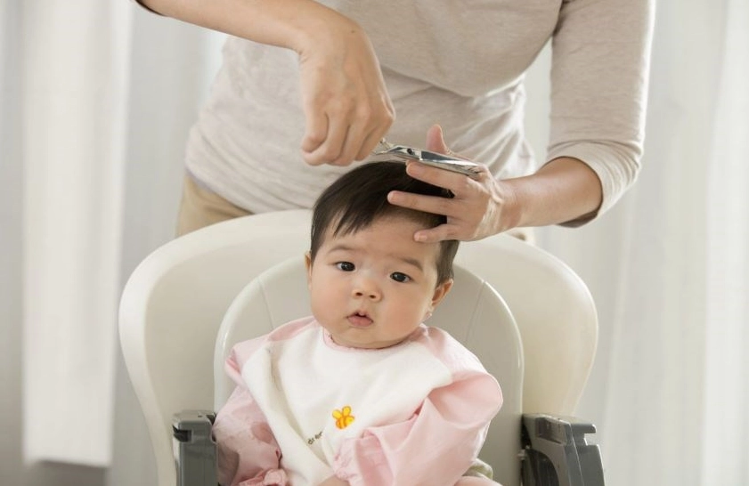Hướng dẫn cắt tóc cho trẻ sơ sinh tại nhà
