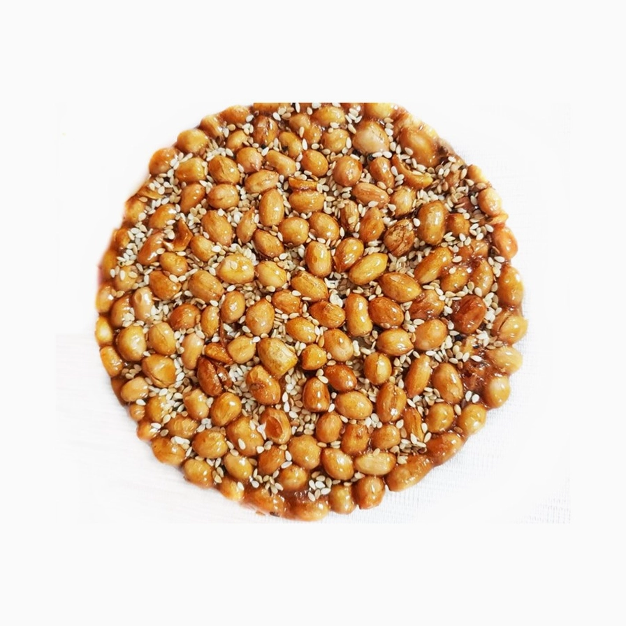 Đĩa kẹo đậu phộng thơm ngon bày trên mâm