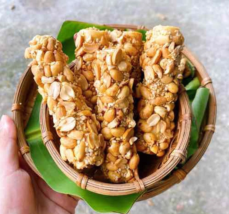 Kẹo đậu phộng được cắt thành miếng vuông vắn
