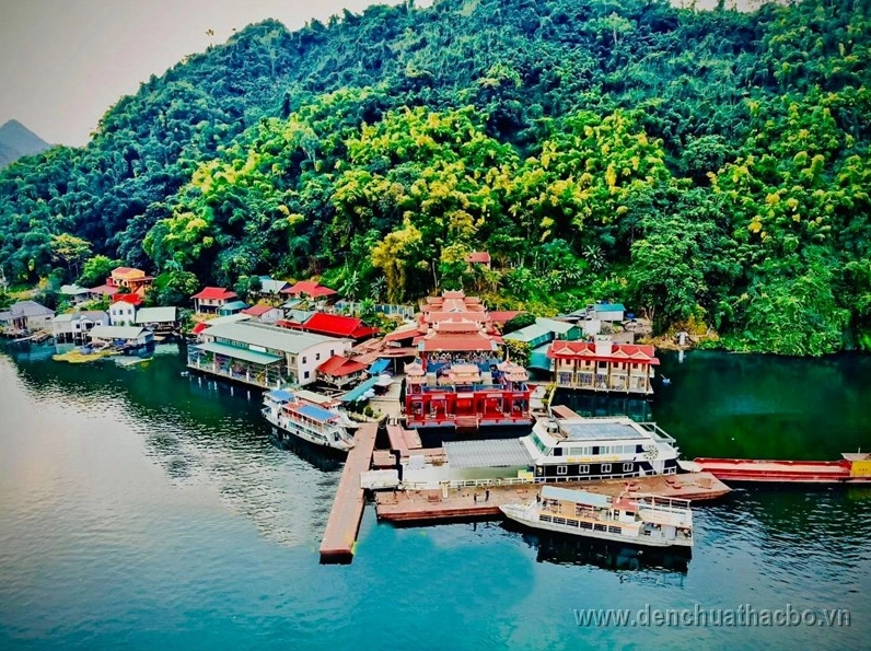 Không gian bên trong Chùa Thác Bờ