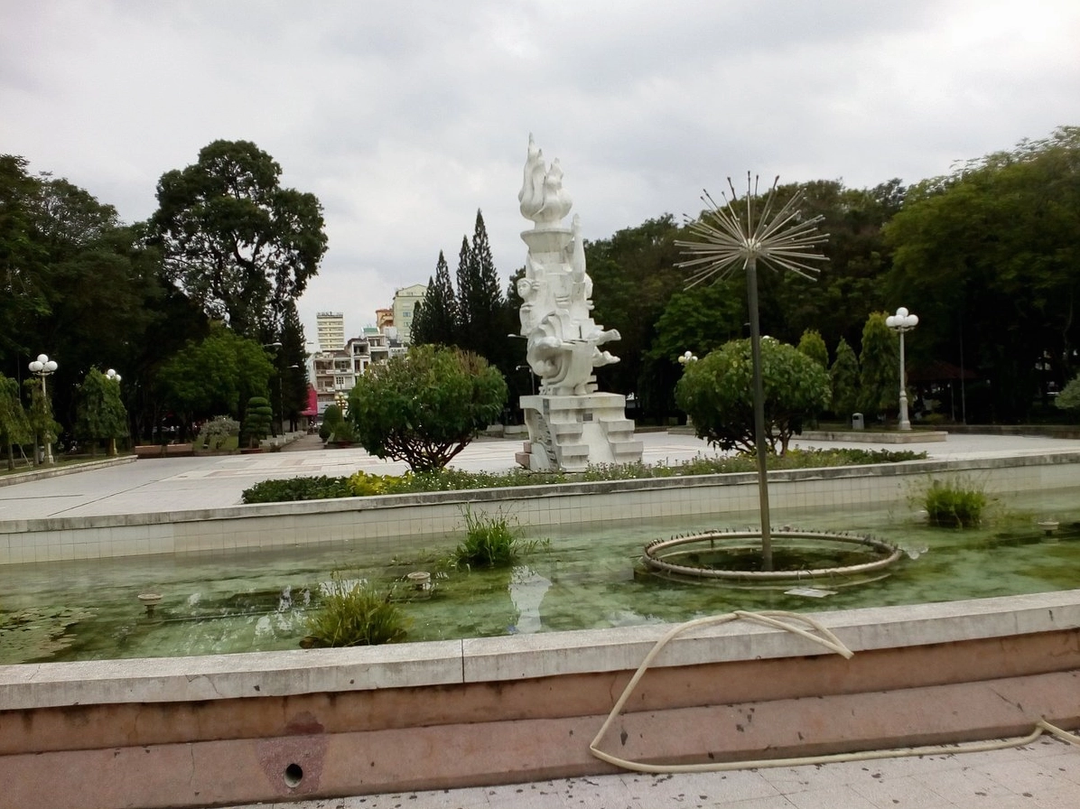 Không gian xanh mát trong Công viên Lê Văn Tám