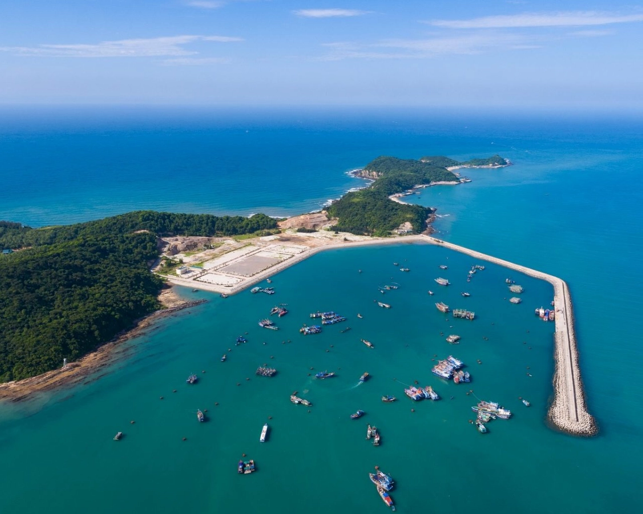 Khung cảnh biển đảo Cô Tô xanh mướt