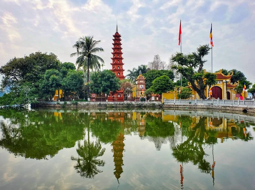 Khung cảnh thanh tịnh bên trong Chùa Trấn Quốc