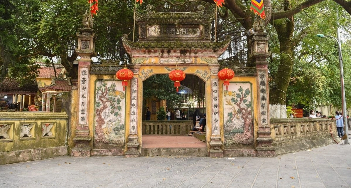 Kiến trúc cổ kính của Đền Cùng
