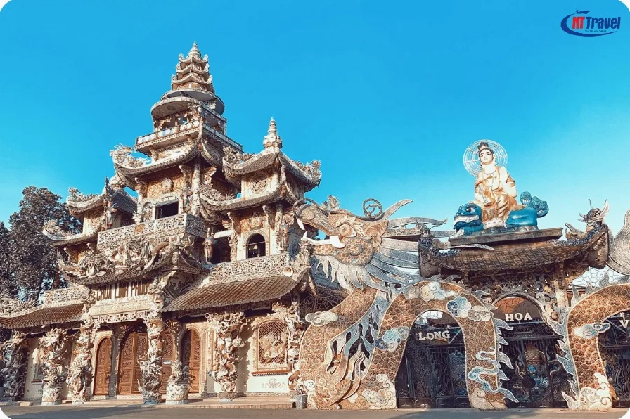 Kiến trúc khảm sành độc đáo tại Chùa Ve Chai