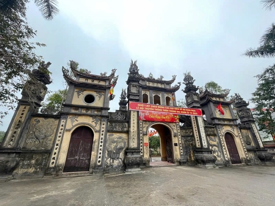 Kiến trúc mái cong đặc trưng của Chùa Linh Thông