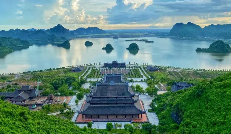 Kiến trúc uy nghiêm của Điện Tam Thế tại Tam Chúc