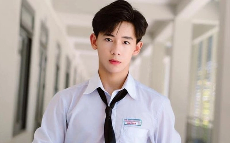 Kiểu tóc 7/3 nam uốn nhẹ lịch lãm