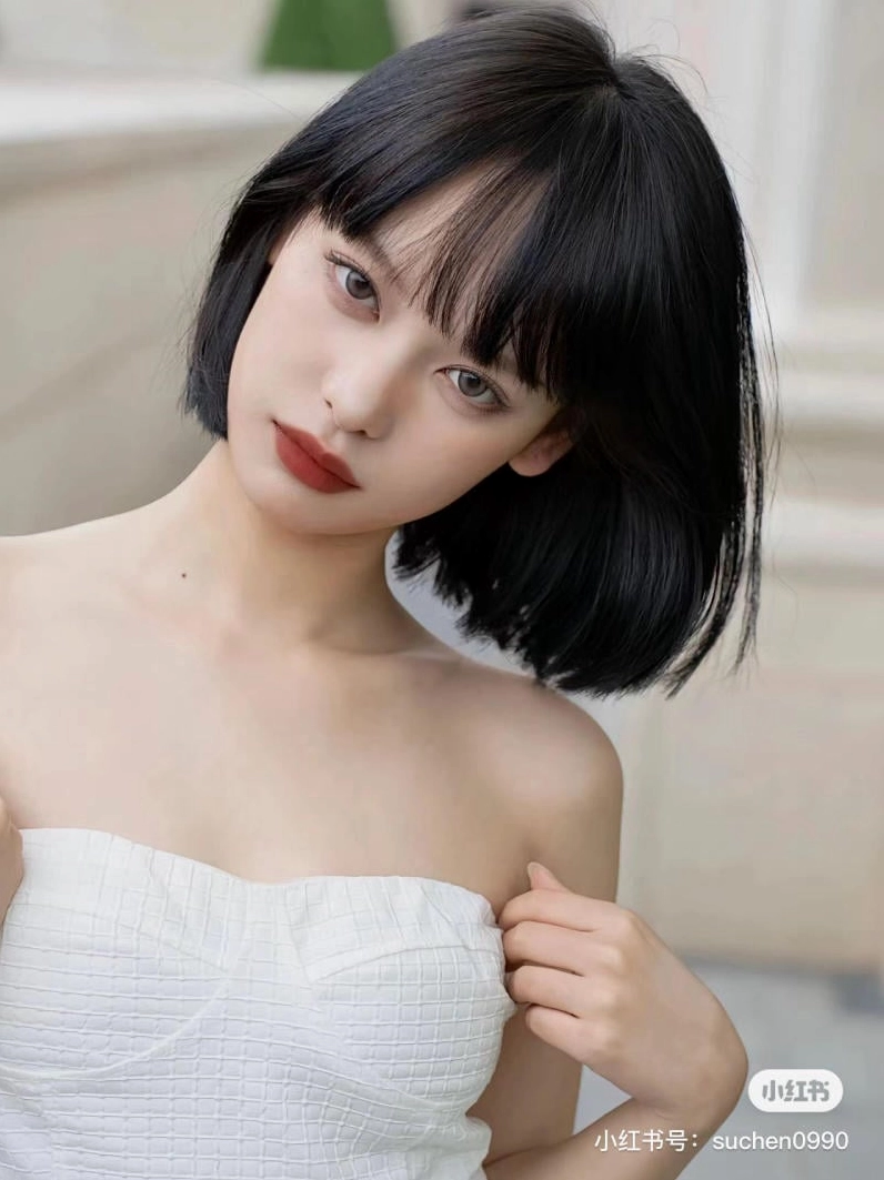 Kiểu tóc bob ngang cằm mái bằng dày