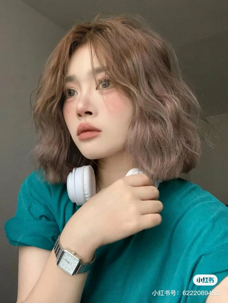 Kiểu tóc ngắn uốn xoăn nhẹ tự nhiên và trẻ trung