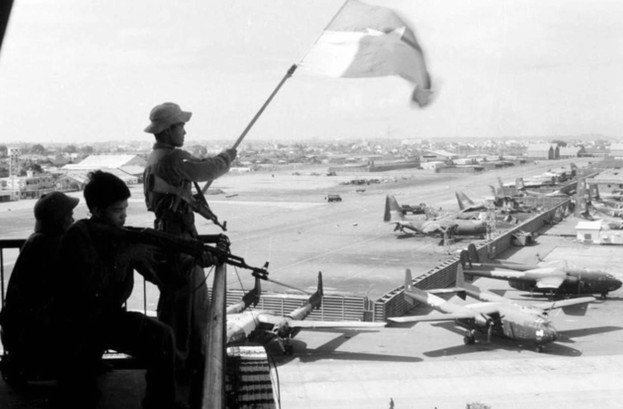 Lá cờ Giải phóng tung bay trên nóc Dinh Độc Lập