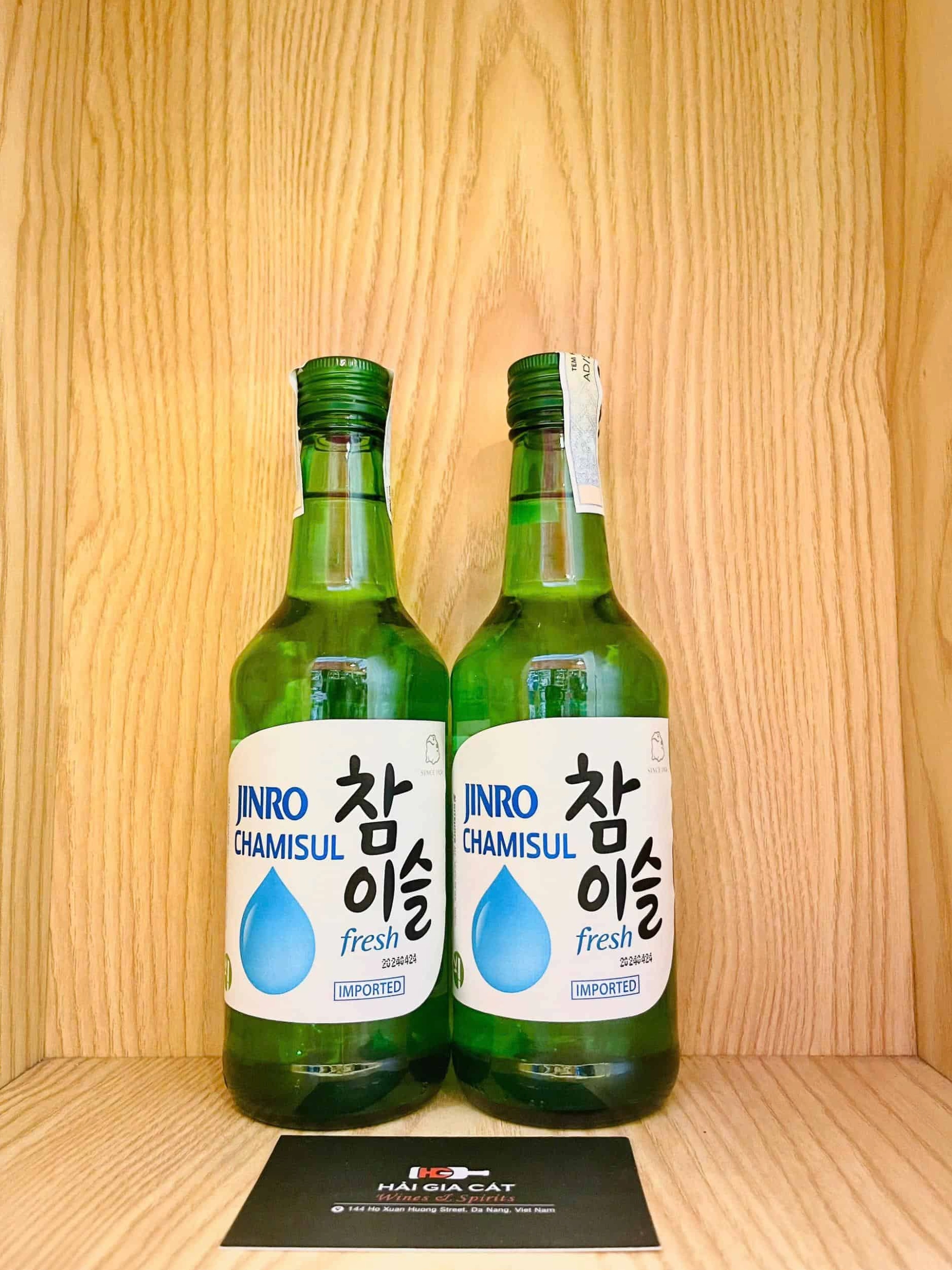 Ly rượu Jinro Chamisul Fresh và trái cây