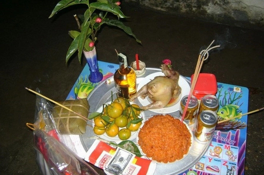 Mâm cỗ cúng giao thừa ngoài trời truyền thống
