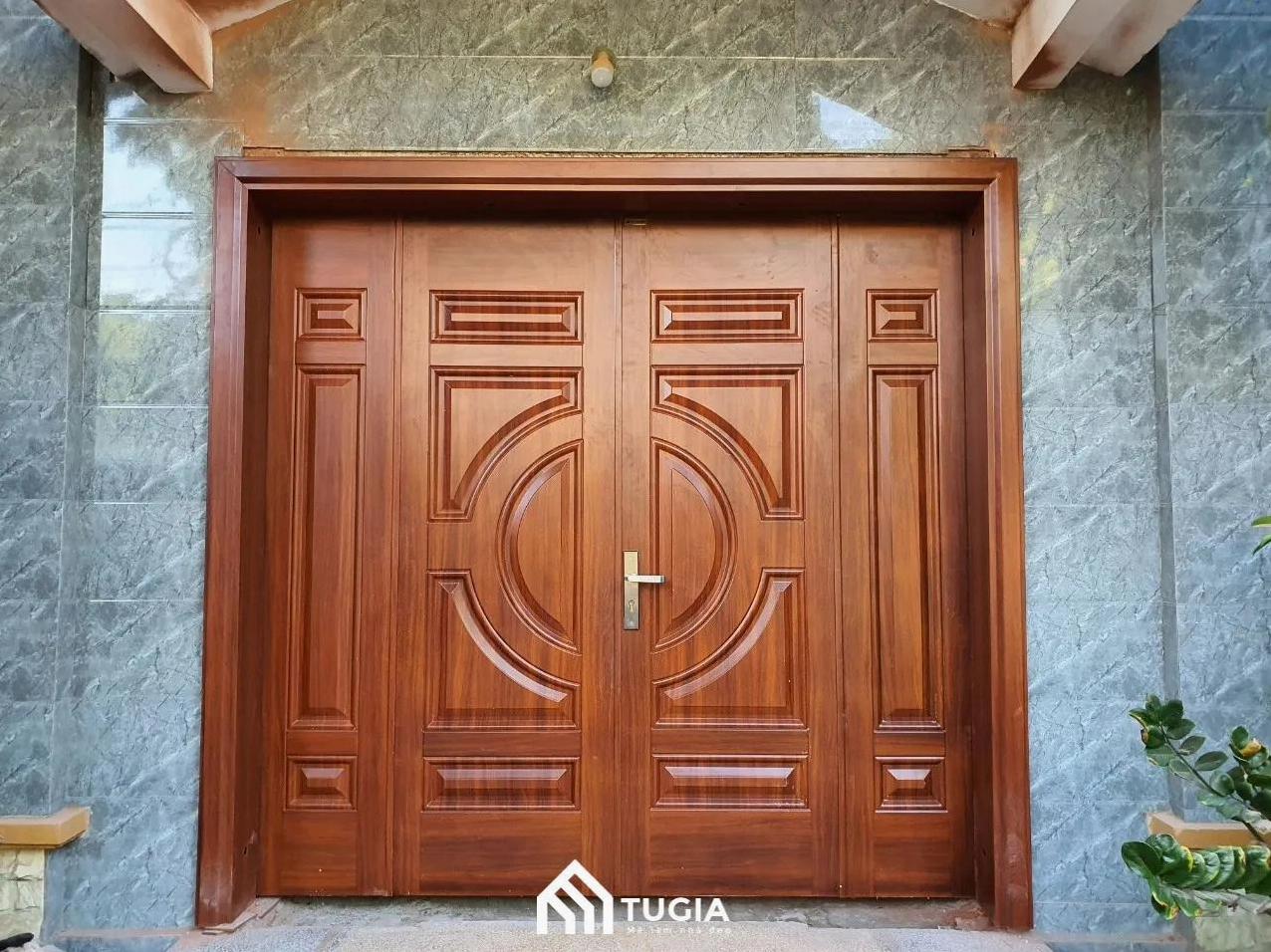 Mẫu cửa gỗ 4 cánh mặt tiền đẹp kết hợp kính và pano