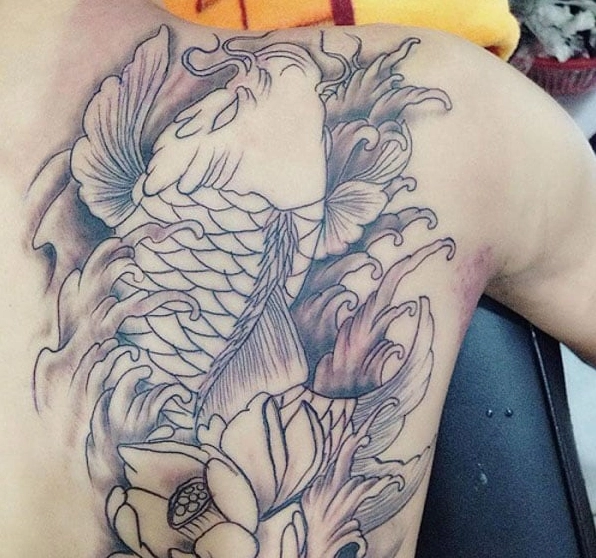 Mẫu hình xăm cá chép đi nét với màu sắc tươi tắn và chi tiết tinh xảo