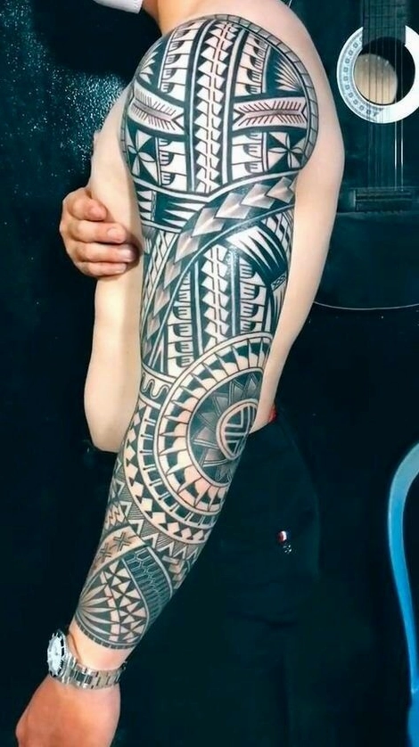 Mẫu hình xăm Maori tối giản cho bắp tay