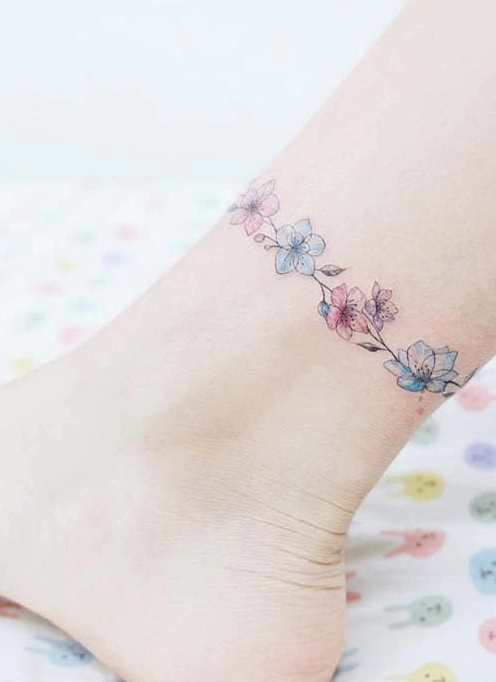 Mẫu hình xăm vòng hoa dã quỳ ở cổ chân