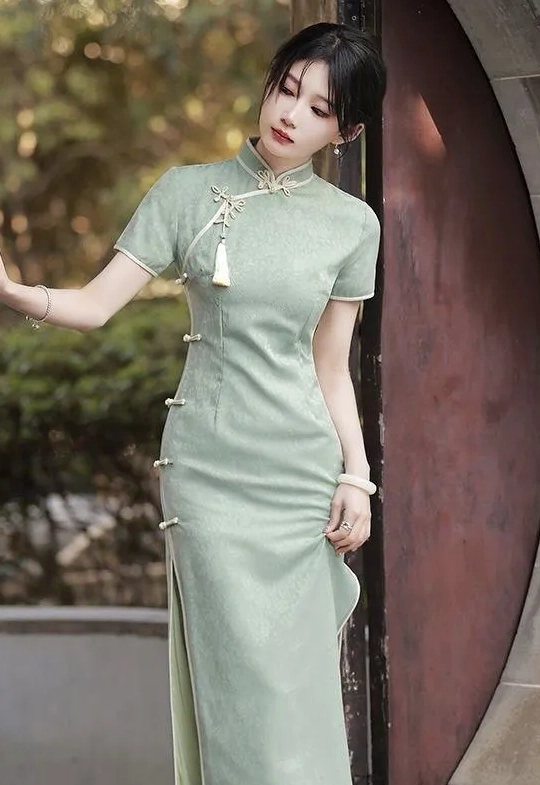 Mẫu sườn xám cách tân màu đỏ họa tiết truyền thống