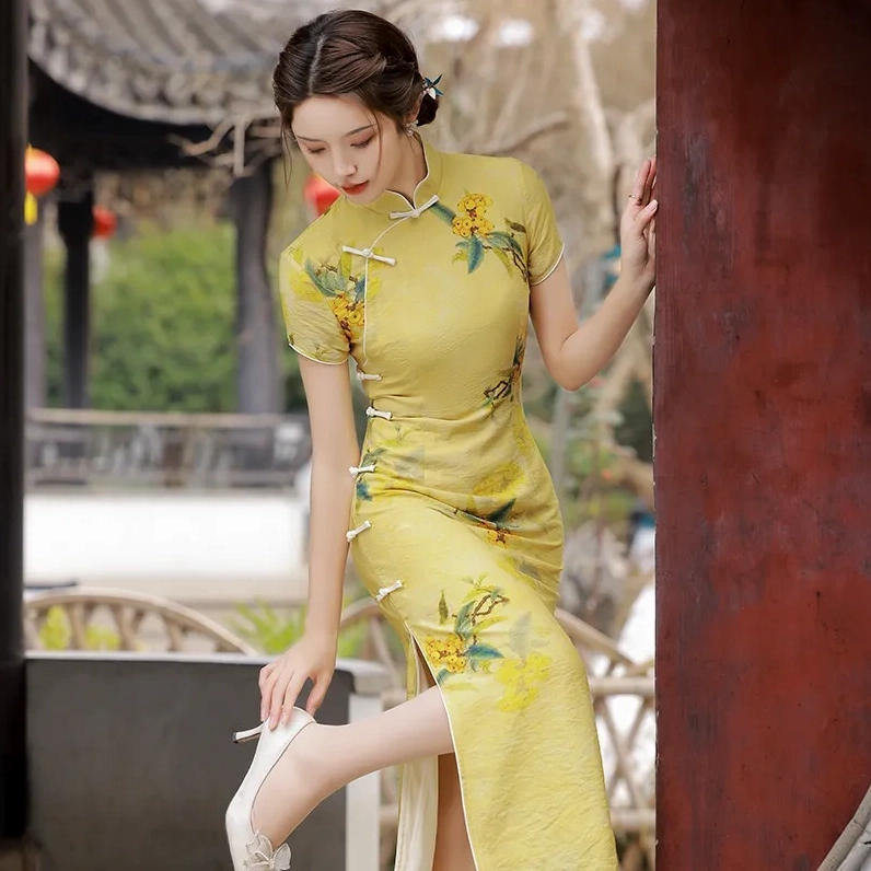 Mẫu sườn xám cách tân màu xanh ngọc bích thanh lịch