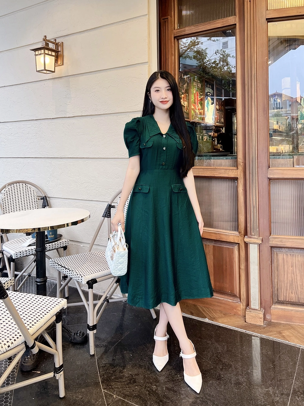 Mẫu váy xanh xòe phối túi cổ sen nhí