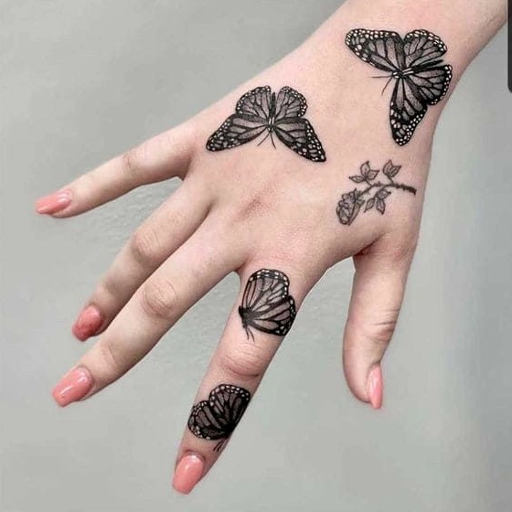 Mẫu xăm hoa văn truyền thống trên mu bàn tay