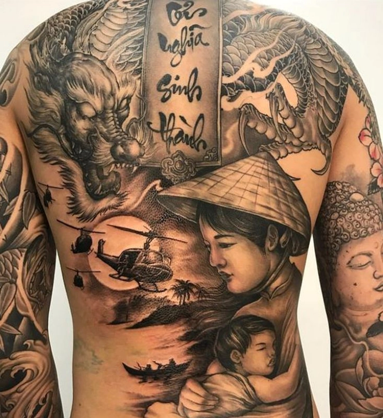 Mẫu xăm mẹ ôm con với chi tiết tinh xảo