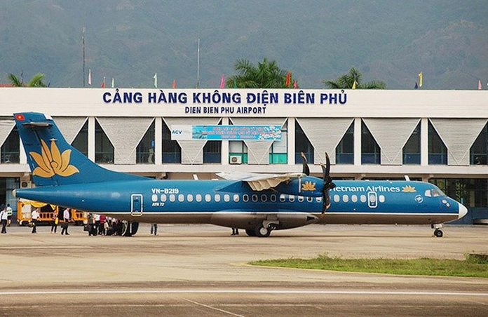 Máy bay đang hạ cánh tại sân bay Điện Biên