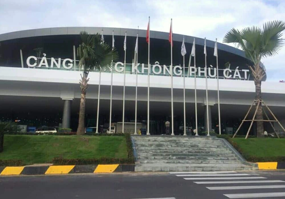 Máy bay đang hạ cánh tại Sân bay Phù Cát