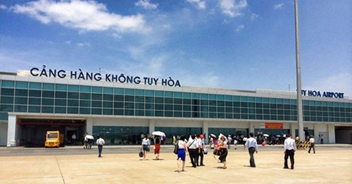 Máy bay đang hạ cánh tại Sân bay Tuy Hòa