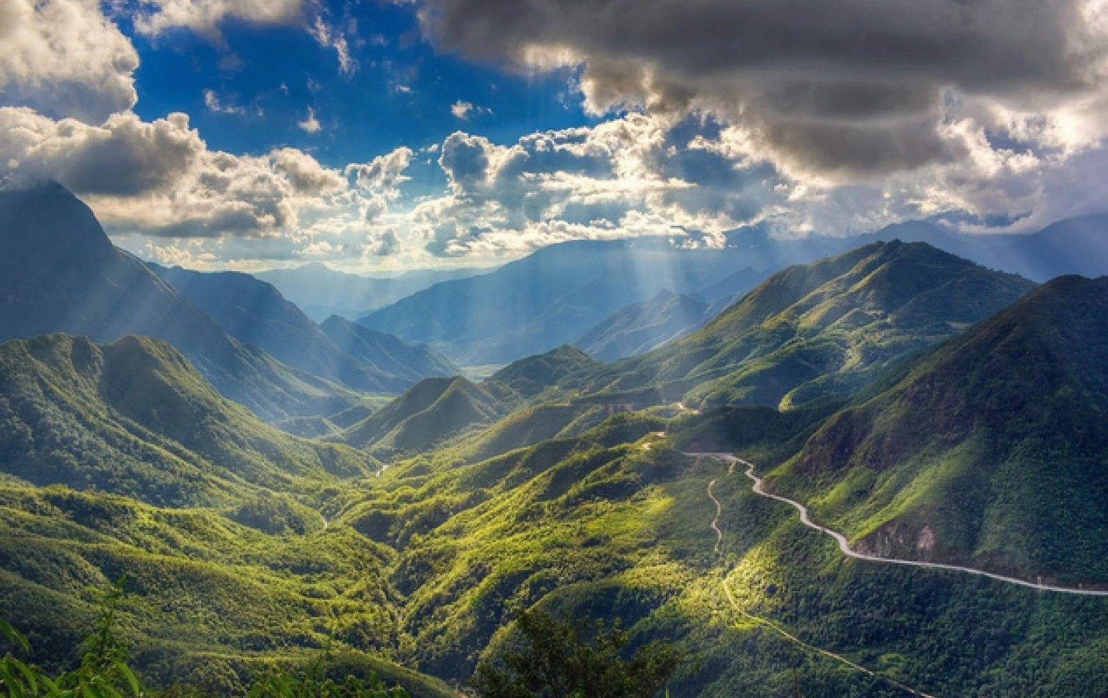 Mây vờn núi tại đèo Ô Quy Hồ