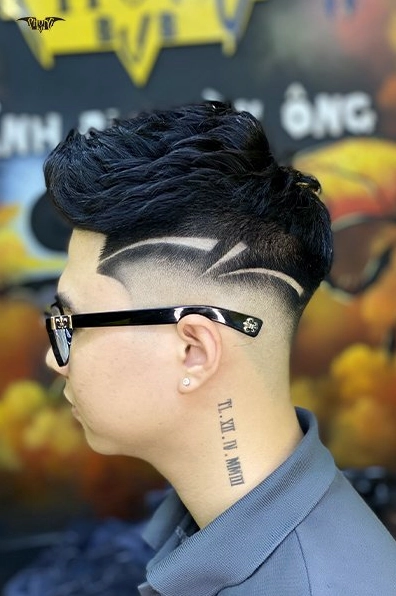 Mô tả ảnh: Một chàng trai với kiểu tóc Undercut kẻ vạch sắc nét