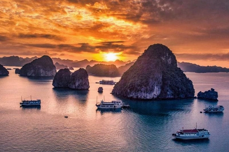 Một góc nhìn khác về Vịnh Hạ Long với những chiếc thuyền neo đậu trên mặt nước.