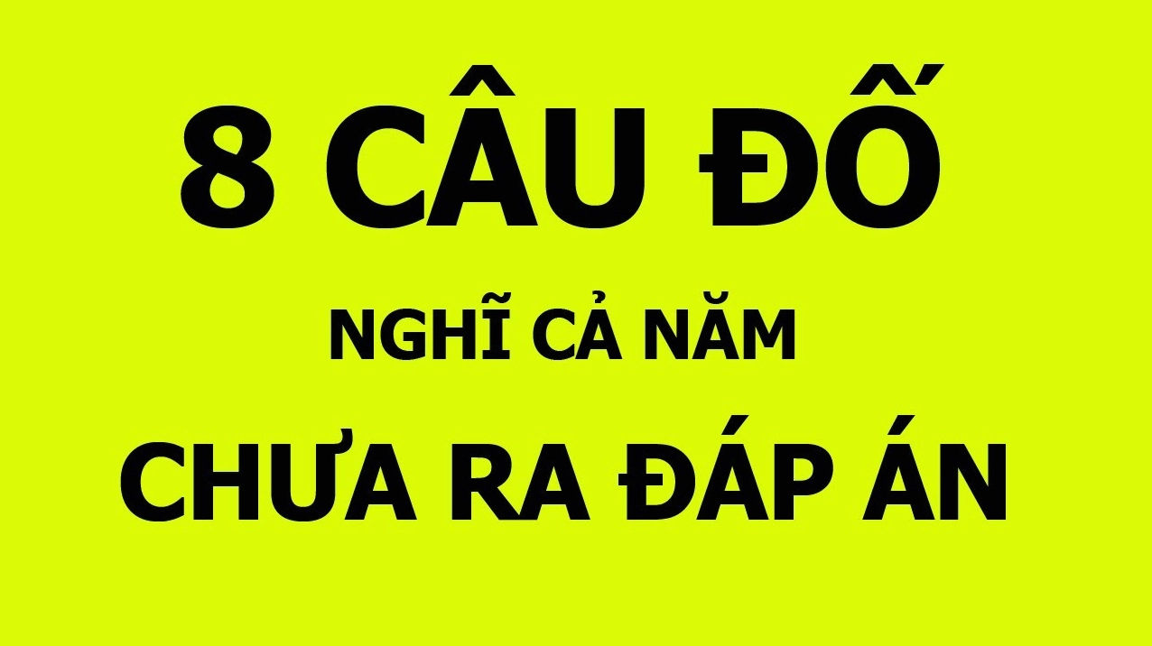 Một người đàn ông đang chăm chú giải một câu đố phức tạp