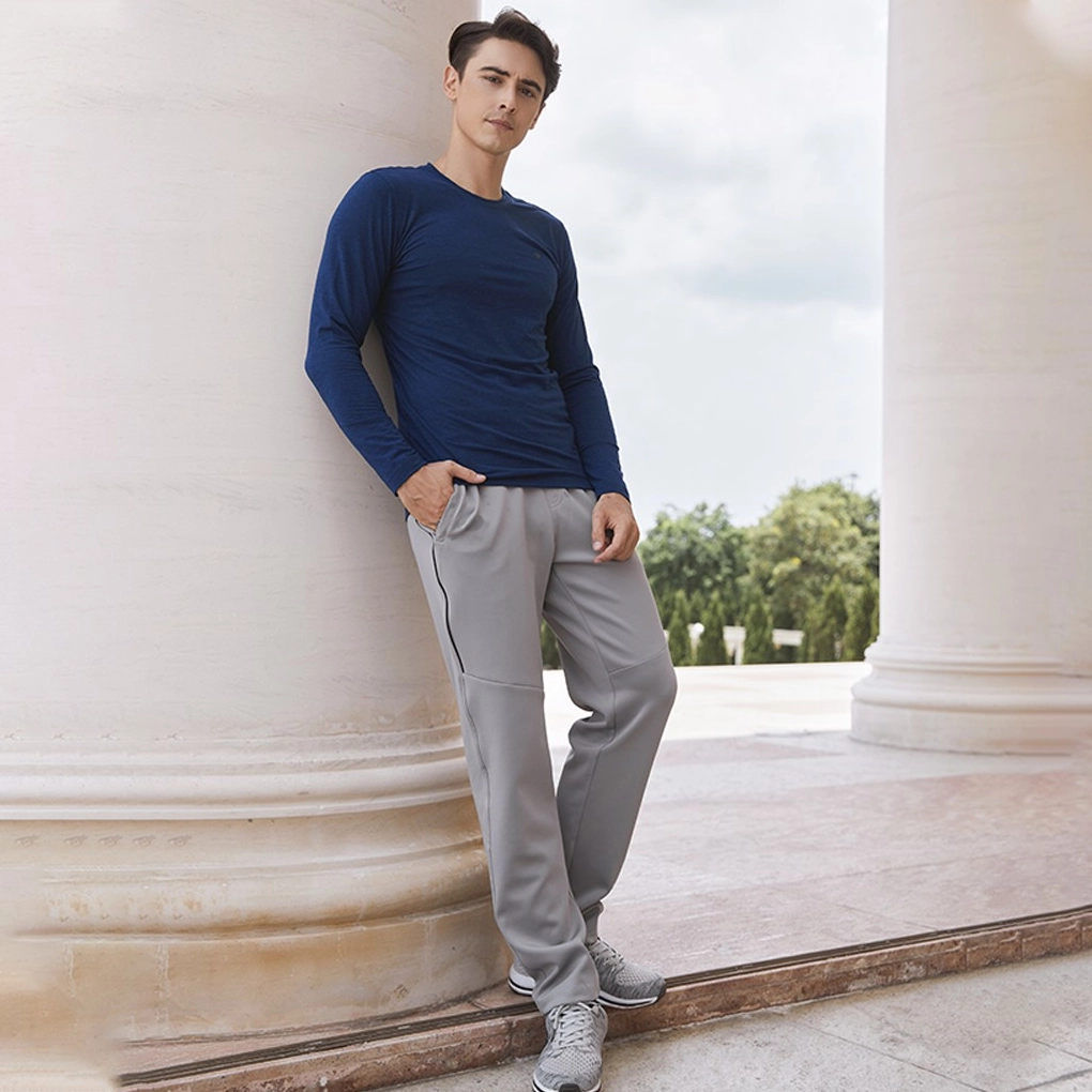 Một người phụ nữ mặc quần jogger kết hợp áo croptop và giày thể thao, phong cách hiện đại.