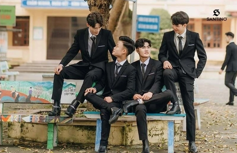 Nam sinh phối đồ kỷ yếu với quần âu và áo sơ mi