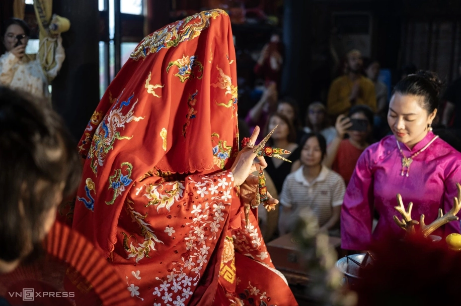 Nghi lễ hầu đồng trang trọng