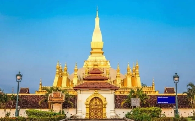 Ngọn tháp trung tâm Thạt Luổng dát vàng