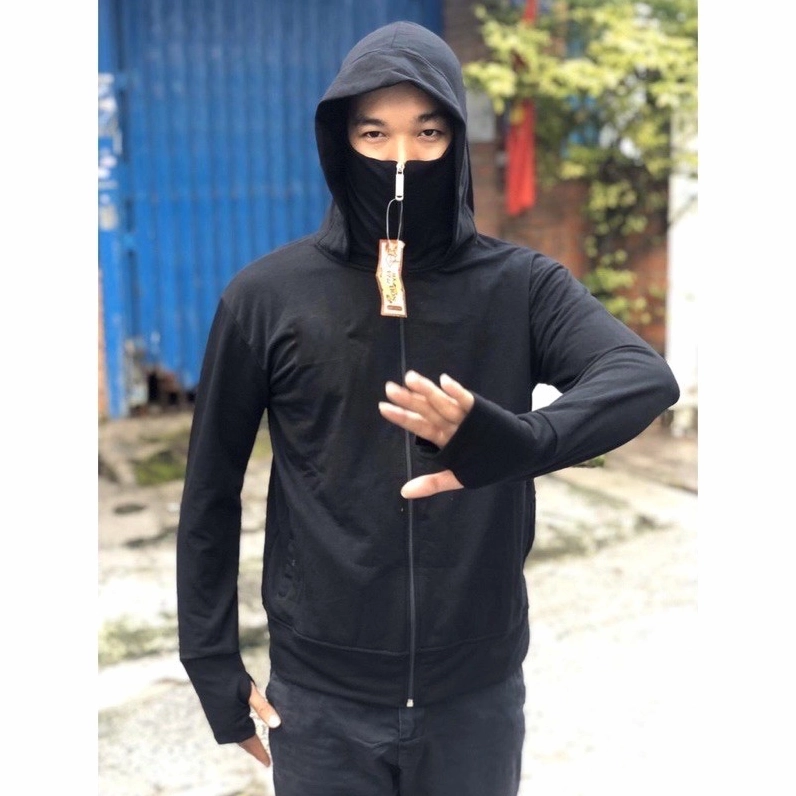 Người đàn ông mặc áo chống nắng nam thời trang