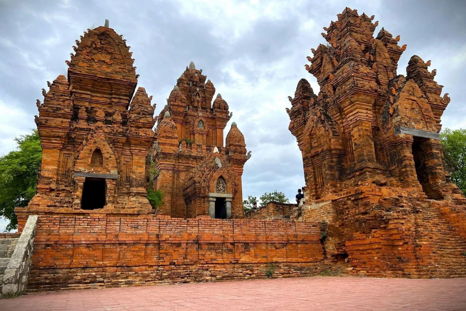 Người Chăm trong trang phục truyền thống tại Lễ hội Katê ở Tháp Po Klong Garai