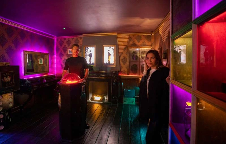 Người chơi đang giải mã trong phòng escape room