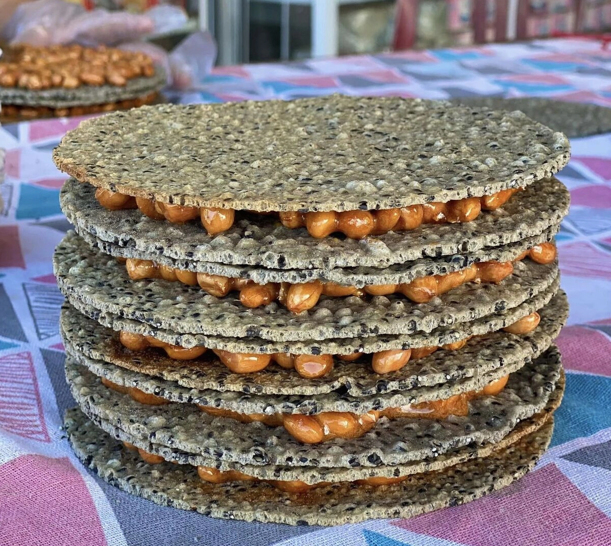 Người dân đang làm bánh cu đơ