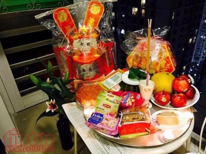 Người dân làm lễ cúng giao thừa ngoài trời