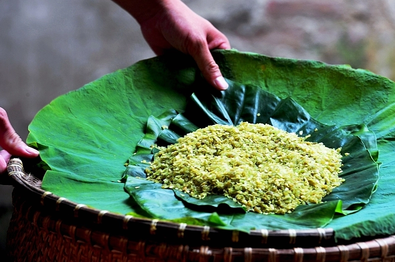 Người dân làng Vòng đang chế biến cốm