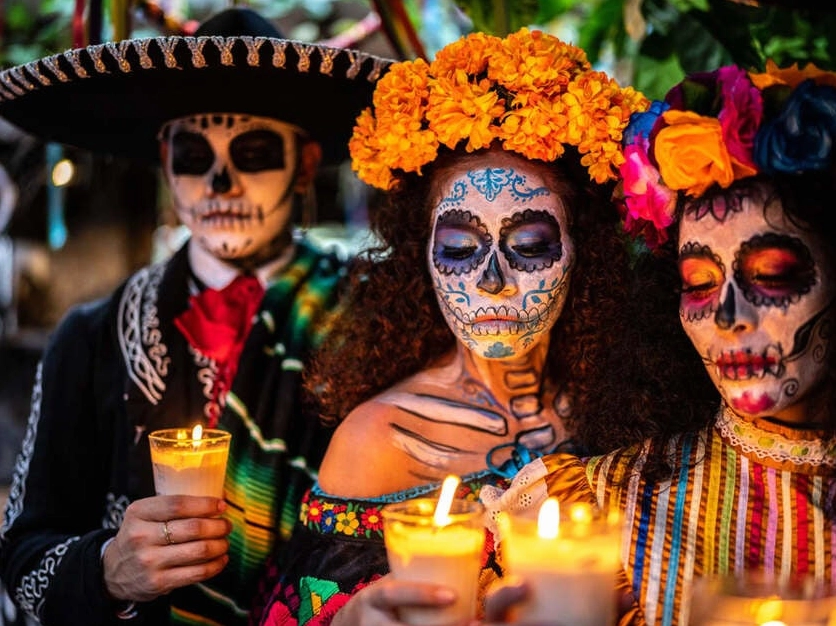 Người dân Mexico trang trí bàn thờ trong lễ Día de los Muertos