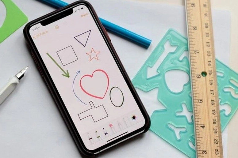Người dùng đang vẽ tranh trên điện thoại với app chuyên dụng