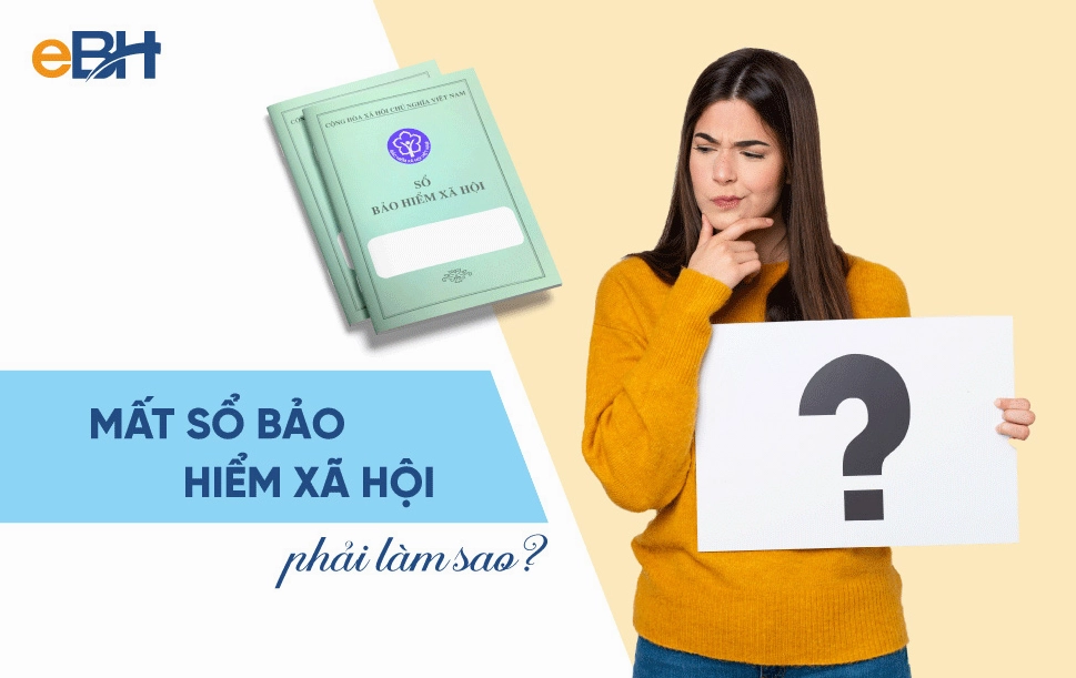 Người lao động cầm sổ bảo hiểm xã hội