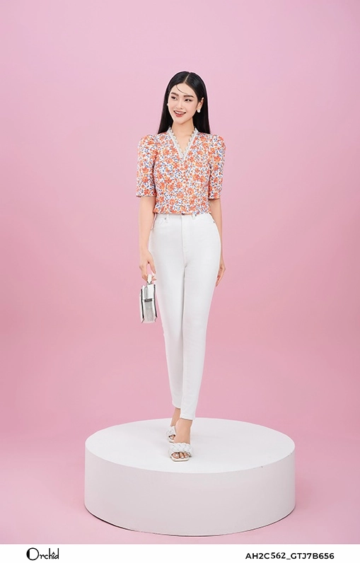 Người mẫu mặc quần jean trắng phối áo sơ mi